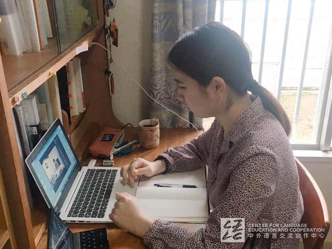 zuo_zhe_zheng_zai_shang_wang_ke_-(1).jpg